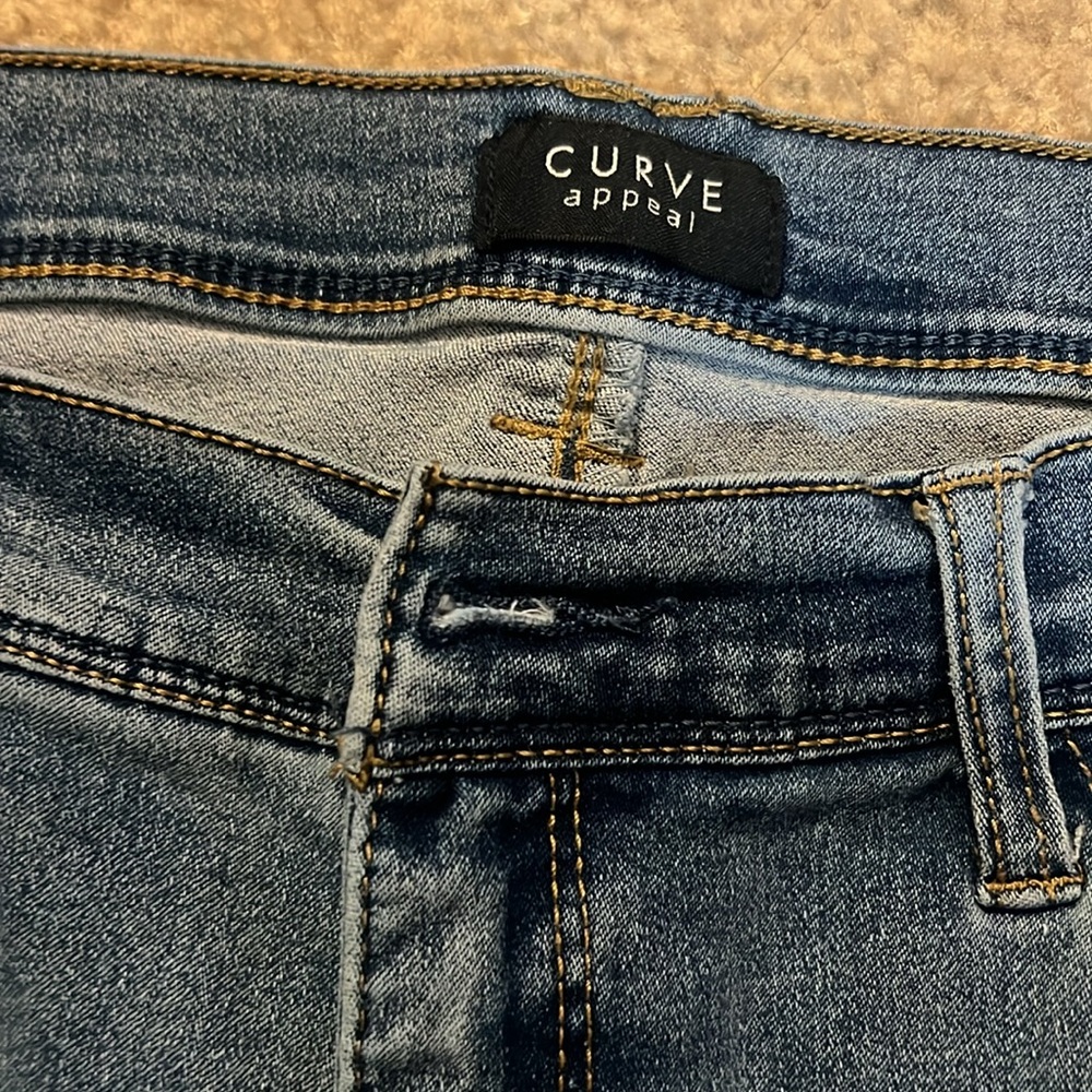 Curve Appeal Cropped Jeans - Size 14 - Picture 4 of 8